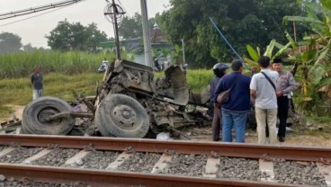 Truk Gandeng Tertabrak KA Turangga di Jombang