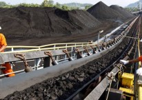 Pekerja melakukan inspeksi pengangkutan batu bara di atas ban berjalan./Bloomberg - Dadang Tri. Alarm Jenis Batu Bara Produksi Indonesia dari India