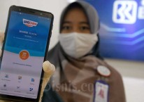 Karyawan menunjukan aplikasi BRISOnline di salah satu kantor cabang BRI Syariah di Jakarta, Rabu (29/7/2020). Bisnis/Abdurachman 