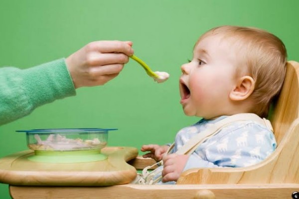 Ilustrasi bayi makan