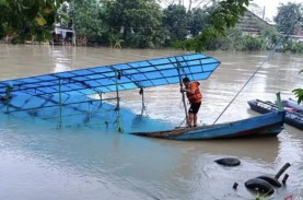 Transportasi Sungai, Belasan Perahu Tambang di Surabaya…