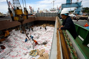 BUMN Holding Pangan ID FOOD Datangkan 32.500 Ton Gula Kristal Putih