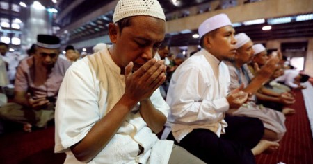 Ilustrasi jemaah berdoa setelah melaksanakan salat/Reuters-Willy Kurniawan