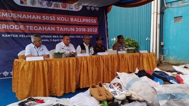 Bea Cukai Bakar Pakaian Bekas Senilai Rp17,4 Miliar di Batam