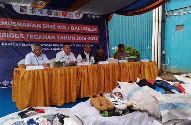 Bea Cukai Bakar Pakaian Bekas Senilai Rp17,4 Miliar di Batam