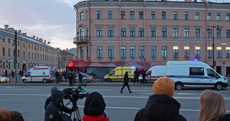 Penyelidik bekerja di lokasi ledakan di sebuah kafe di Saint Petersburg, Rusia 2 April 2023. REUTERS/Anton Vaganov