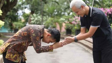 Viral Gibran Cium Tangan Ganjar, Buntut Beda Sikap soal Israel di Piala Dunia U-20?