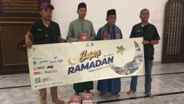 Tim Safari Ramadan Bisnis Indonesia Wakafkan Ratusan Al-Quran di Pangandaran