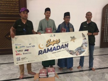 Tim Safari Ramadan Bisnis Indonesia Wakafkan Ratusan Al-Quran di Pangandaran