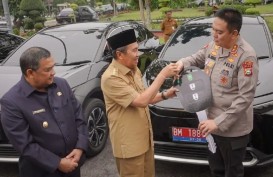 Riau Menghibahkan Delapan Unit Mobil Listrik Senilai Rp10,4 Miliar