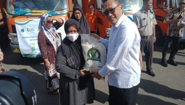 Hore! Hari Ini Masyarakat Jakarta Dapat Bansos Beras Bulog 87.880 Ton