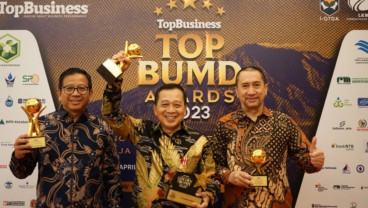 Bank Sumut Raih Golden Trophy di Top BUMD Awards 2023