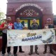 Tim Safari Ramadan Bisnis Indonesia Kolaborasi dengan JNE Wakafkan Al-Qur'an