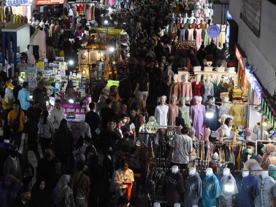 Warga Berburu Baju Lebaran di Pasar Tanah Abang