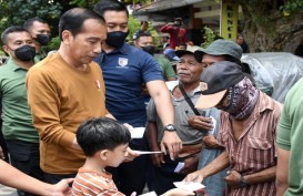 Didampingi Jan Ethes, Jokowi Bagi-bagi Sembako di Pasar Surakarta