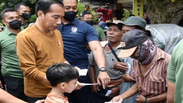 Didampingi Jan Ethes, Jokowi Bagi-bagi Sembako di Pasar Surakarta