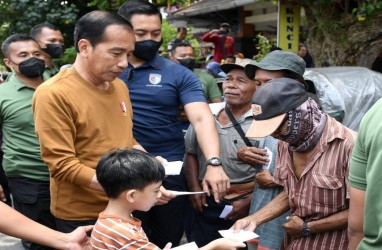 Didampingi Jan Ethes, Jokowi Bagi-bagi Sembako di Pasar Surakarta