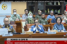 Mahfud MD dan Sri Mulyani Raker di Komisi III DPR…