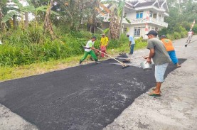 Jalan Rusak Sejak 2010, Warga Sleman Patungan Rp100…