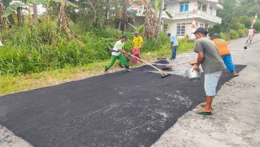 Jalan Rusak Sejak 2010, Warga Sleman Patungan Rp100 Juta untuk Aspal Jalan