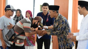 Baznas OKI Serahkan Zakat kepada Ratusan Petugas Kebersihan