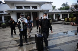 5 Jam Geledah Kantor Wali Kota Bandung Yana Mulyana, KPK Bawa Keluar Tiga Koper Besar