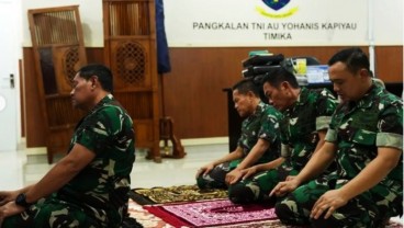 Momen Panglima Yudo Pimpin Salat sebelum Evaluasi Operasi Pembebasan Pilot Susi Air