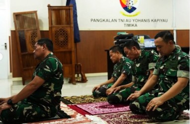 Momen Panglima Yudo Pimpin Salat sebelum Evaluasi Operasi Pembebasan Pilot Susi Air