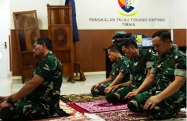 Momen Panglima Yudo Pimpin Salat sebelum Evaluasi Operasi Pembebasan Pilot Susi Air