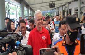 Pakai Kaos Merah, Ganjar 'Blusukan' Sapa Pemudik di Stasiun Pasar Senen