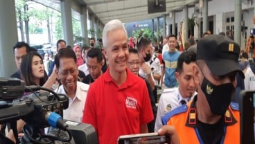 Pakai Kaos Merah, Ganjar 'Blusukan' Sapa Pemudik di Stasiun Pasar Senen