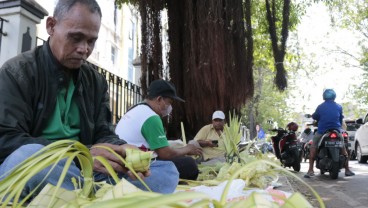 Pedagang Ketupat Dadakan Padati Pasar di Semarang Jelang Lebaran