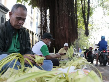 Pedagang Ketupat Dadakan Padati Pasar di Semarang Jelang Lebaran