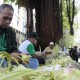 Pedagang Ketupat Dadakan Padati Pasar di Semarang Jelang Lebaran