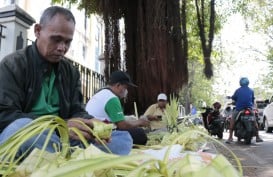 Pedagang Ketupat Dadakan Padati Pasar di Semarang Jelang Lebaran