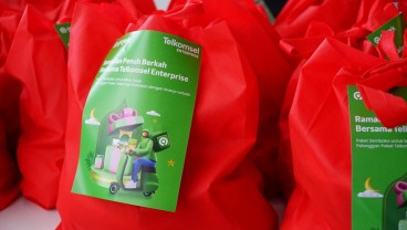 250 Pengemudi Transportasi Online Gojek Terima Paket Sembako dari Telkomsel