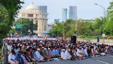 Khusyuk dan Damai, Begini Suasana Salat Idulfitri Muslim Muhammadiyah di Depan Tugu Pahlawan