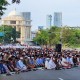 Khusyuk dan Damai, Begini Suasana Salat Idulfitri Muslim Muhammadiyah di Depan Tugu Pahlawan