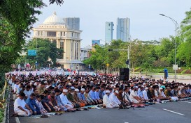 Khusyuk dan Damai, Begini Suasana Salat Idulfitri Muslim Muhammadiyah di Depan Tugu Pahlawan