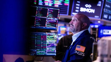 Wall Street Parkir di Zona Merah Tertekan Saham Tesla dan AT&T