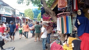 Jelang Lebaran, Pedagang Pakaian di Pasar Jatinegara Keluhkan Sepi Pembeli