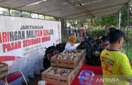 Relawan Ganjar Pranowo Bagi-bagi Sembako di Solo
