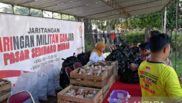 Relawan Ganjar Pranowo Bagi-bagi Sembako di Solo