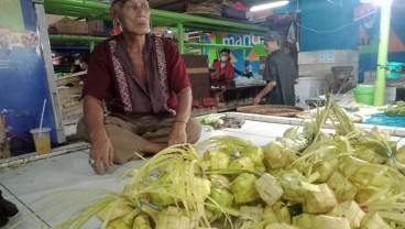 Pedagang Ketupat di Jakarta Mengeluh Omzet Anjlok pada Lebaran 2023