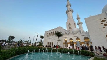 Ribuan Jemaah Salat Id Padati Masjid Raya Sheikh Zayed Solo