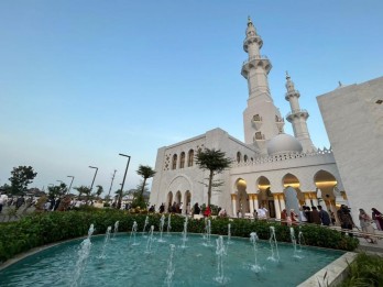 Ribuan Jemaah Salat Id Padati Masjid Raya Sheikh Zayed Solo