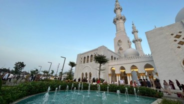 Jokowi Bagi-bagi Kaos Setelah Salat Idulfitri di Masjid Sheikh Zayed Solo