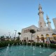 Jokowi Bagi-bagi Kaos Setelah Salat Idulfitri di Masjid Sheikh Zayed Solo