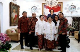 Idulfitri di Kediaman Megawati, Keluarga Kompak Berkebaya Putih dan Kemeja Batik Cokelat