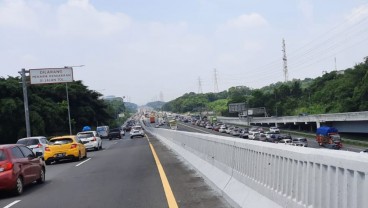 Arus Kendaraan ke Cikampek Padat, Jalan Tol Layang MBZ Ditutup Sementara